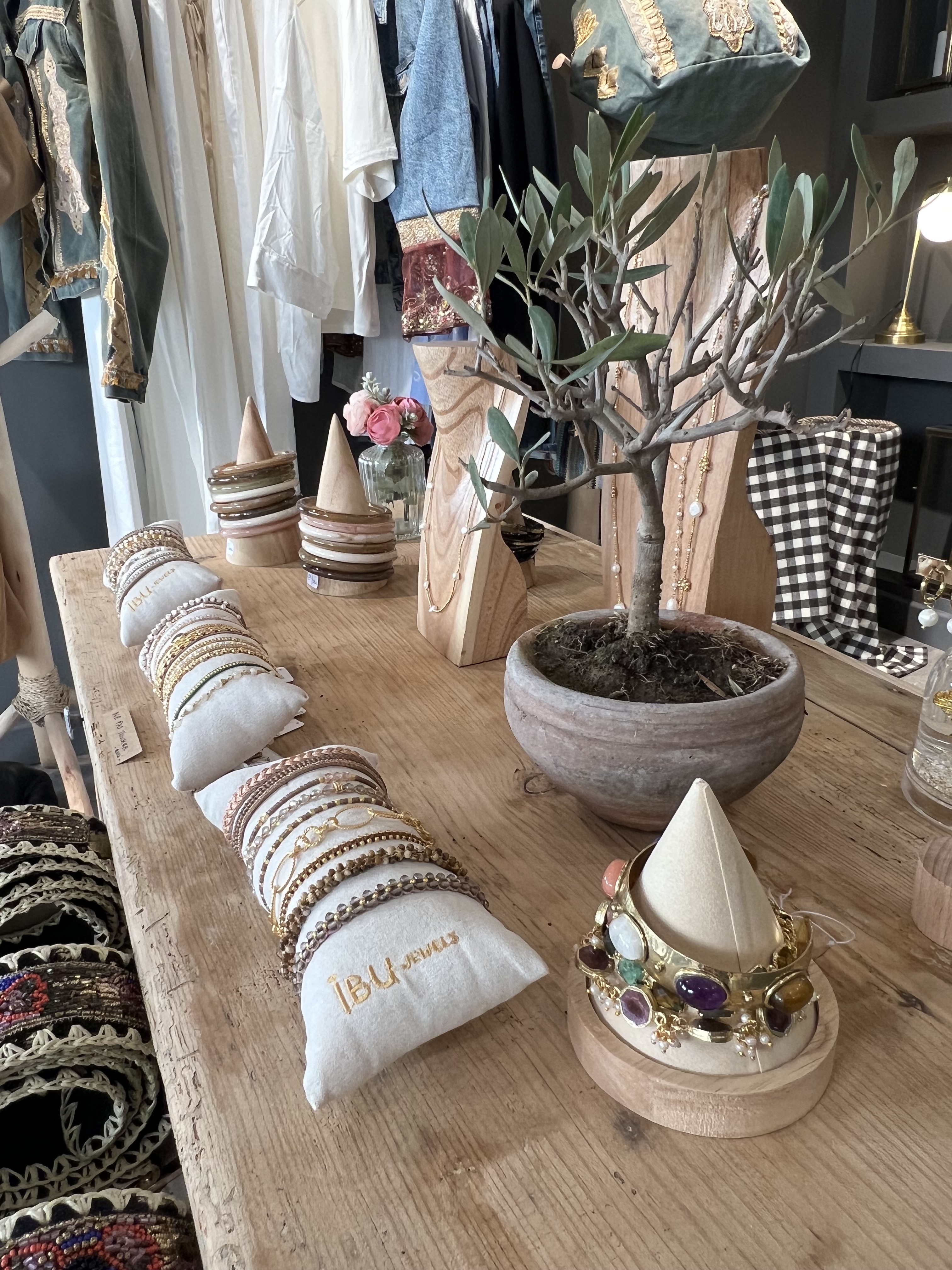 photo d'une table en bois avec les bijoux proposés en boutique